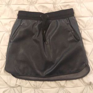 FOREVER 21 PLEATHER MINI SKIRT